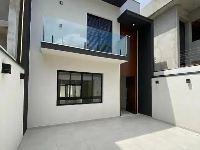Imagem: A casa possui 3 Dormitórios, 1 Suíte, 2 Banheiros, 2