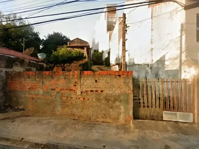 Imagem: Terreno Bem Localizado com Construção