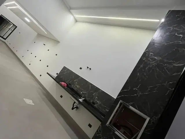 Imagem 14: Casa À Venda no Jardim Verônica com Suíte Master e Piscina de Luxo em Maringá