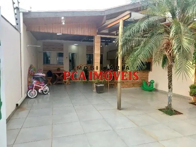 Imagem: A casa possui 3 Dormitórios, 1 Suíte, 2 Banheiros, 3