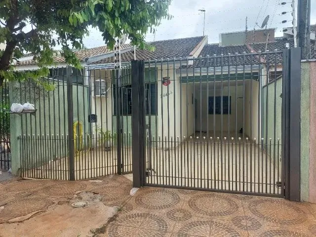 Imagem: A casa possui 3 Dormitórios, 1 Suíte, 2 Banheiros, 2