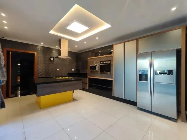 Imagem 14: Casa À Venda em Maringá, Conjunto Habitacional Lea Leal, com 3 Quartos, com 276.08 M²