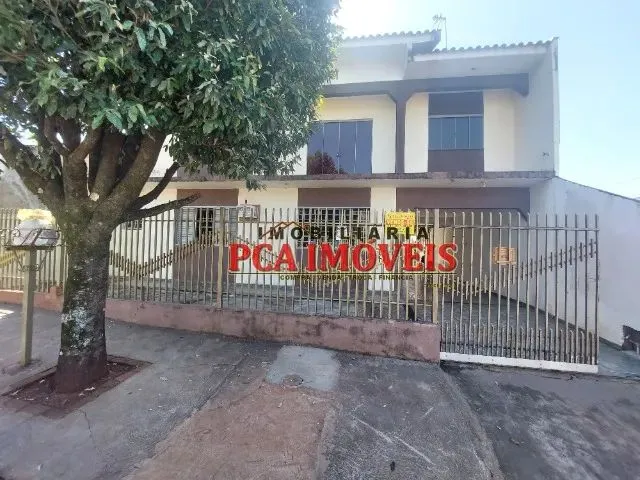 Imagem: A casa possui 4 Dormitórios, 1 Suíte, 2 Banheiros, 3