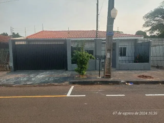 Imagem: A casa possui 3 Dormitórios, 1 Suíte, 3 Banheiros, 2