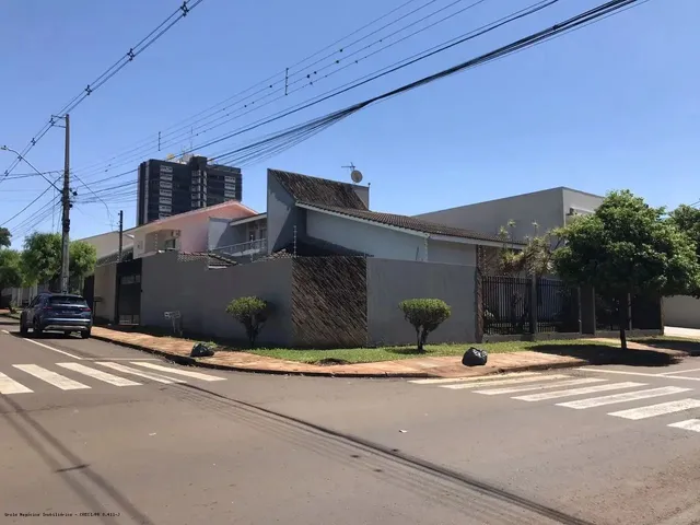 Imagem: A casa possui 4 Dormitórios, 1 Suíte, 3 Banheiros, 5 Vagas