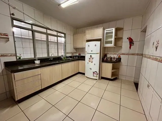 Imagem 2: Casa em Terreno Inteiro com Dependência no Fundo Parque Avenida