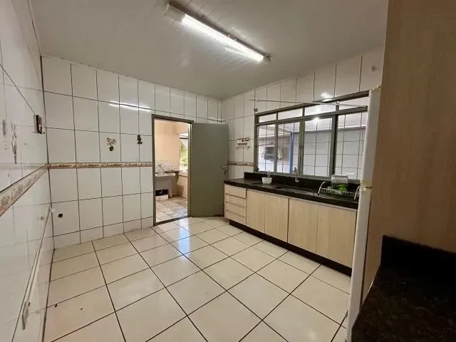 Imagem 3: Casa em Terreno Inteiro com Dependência no Fundo Parque Avenida
