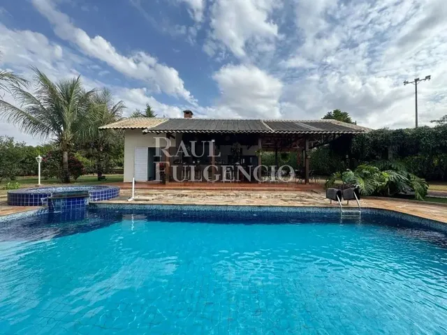 Imagem: Casa com Piscina no Cond. Golf Ville - Bratilava