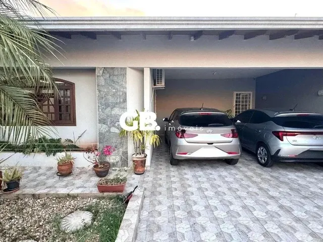 Imagem: A casa possui 3 Dormitórios, 1 Suíte, 2 Banheiros, 4
