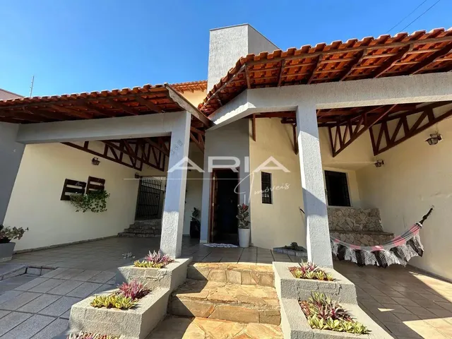 Imagem: A casa possui 3 Dormitórios, 1 Suíte, 2 Banheiros, 3