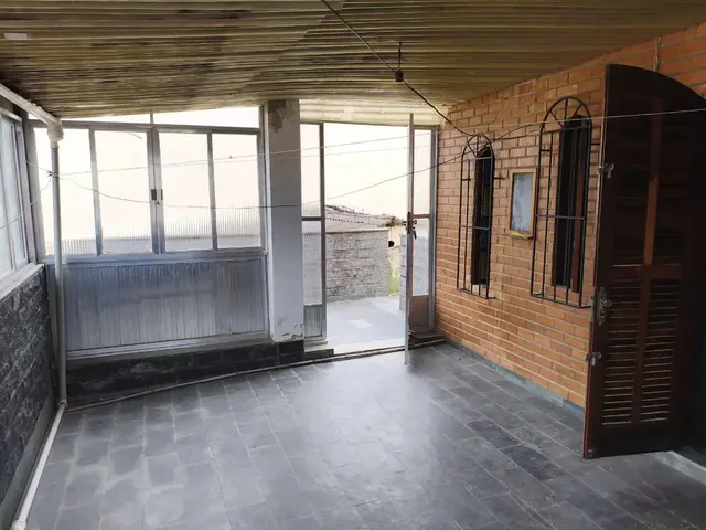 Imagem: A casa possui 5 Dormitórios, 4 Banheiros, 2 Vagas na