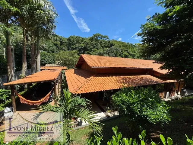 Imagem: A casa possui 2 Dormitórios, 2 Suítes, 4 Banheiros, 3