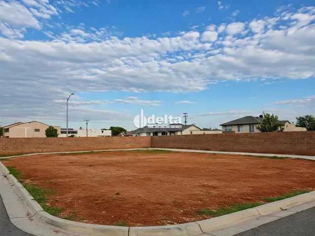 Imagem: Área de Esquina Disponível para Venda