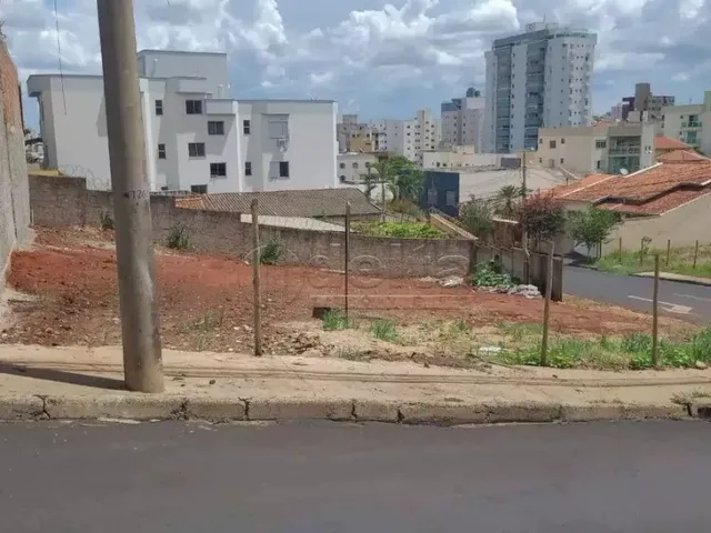 Imagem: Terreno de Esquina Disponível para Venda