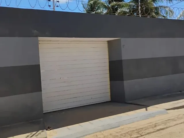 Imagem: A casa possui 3 Dormitórios, Acomodam 20 pessoas, 4 Vagas
