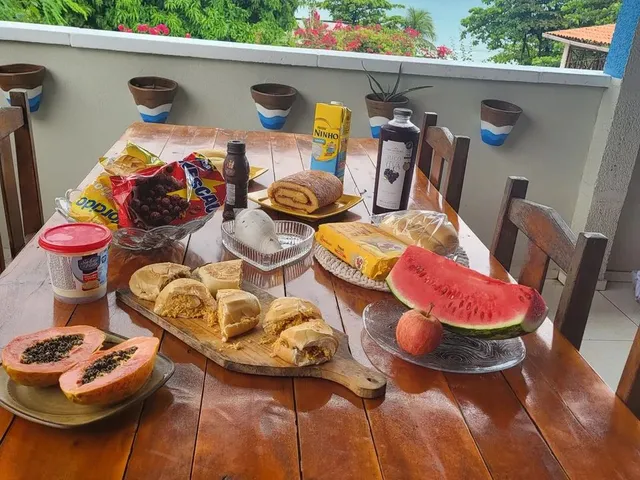 Imagem: A casa possui 3 Dormitórios, Acomodam 10 pessoas, 2 Vagas