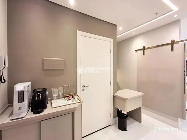 Imagem 4: Sala Comercial Mobiliada, Andar Alto com Vaga Coberta no Max Plaza