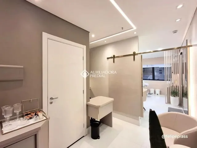 Imagem 7: Sala Comercial Mobiliada, Andar Alto com Vaga Coberta no Max Plaza