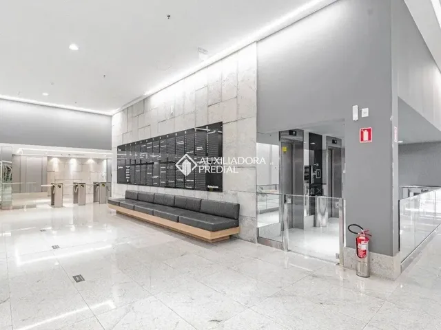 Imagem 3: Sala Comercial Mobiliada, Andar Alto com Vaga Coberta no Max Plaza