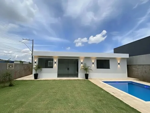 Imagem 7: Casa Moderna com Piscina e Jardim