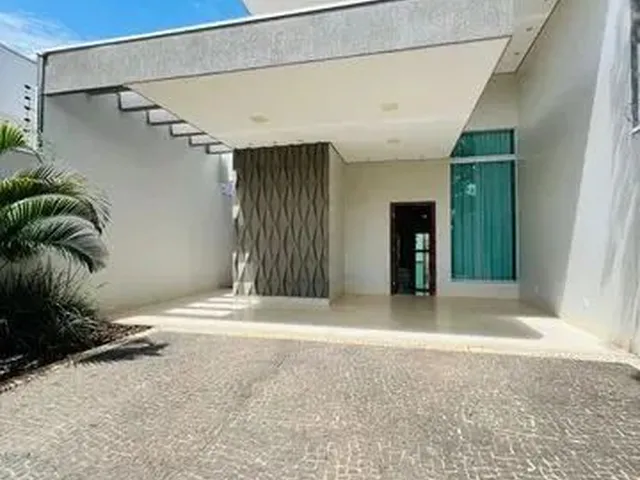 Imagem: A casa possui 3 Dormitórios, 3 Banheiros, 2 Vagas na