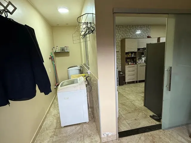 Imagem 5: Prédio Comercial e Residencial-Apartamento de 3 Quartos e 3 Lojas