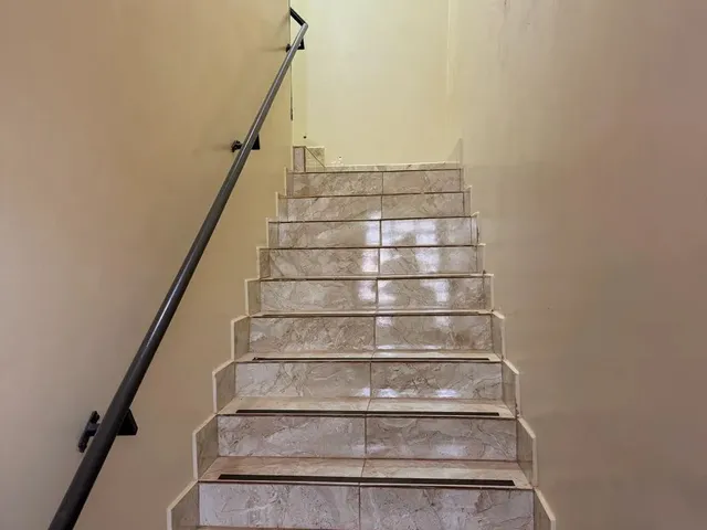 Imagem 8: Prédio Comercial e Residencial-Apartamento de 3 Quartos e 3 Lojas