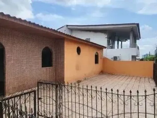 Imagem: Casa de Esquina Localizada no Bairro Dom