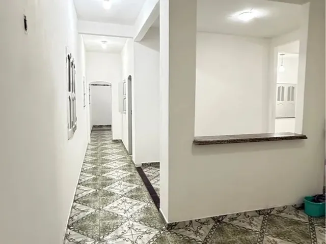 Imagem: A casa possui 3 Dormitórios, 2 Banheiros, 1 Vaga na
