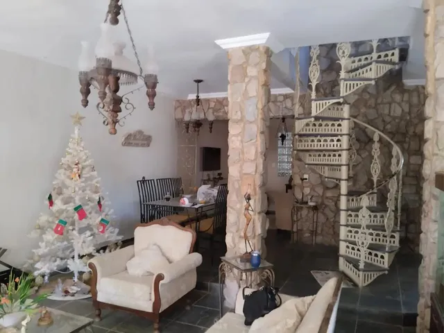 Imagem: A casa possui 3 Dormitórios, 1 Suíte, 5 Banheiros, 2