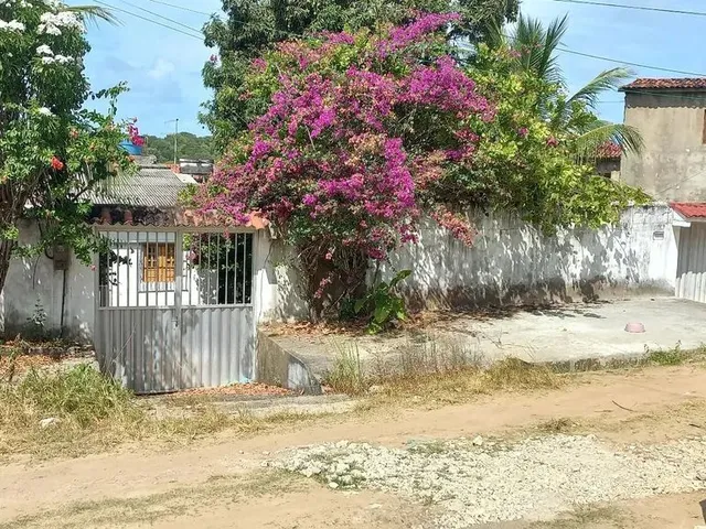 Imagem: A casa possui 3 Dormitórios, 2 Banheiros, 2 Vagas na