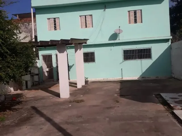 Imagem: A casa possui 3 Dormitórios, 2 Banheiros, 3 Vagas na