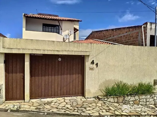 Imagem: A casa possui 3 Dormitórios, 2 Banheiros, 200m² de Área