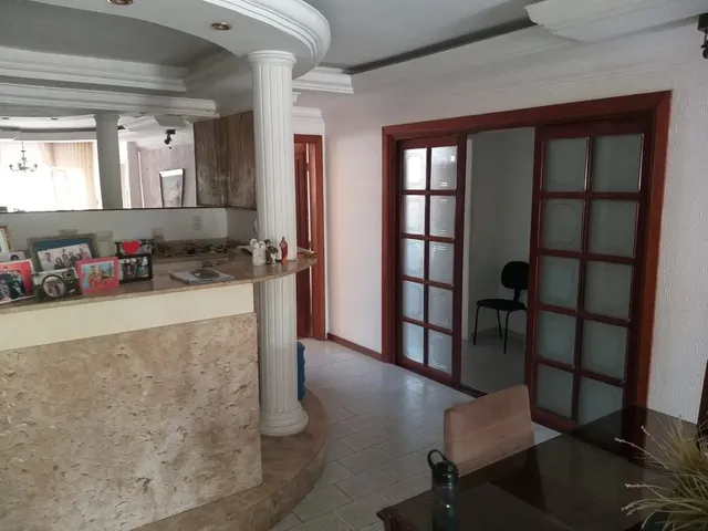 Imagem: A casa possui 3 Dormitórios, 2 Banheiros, 4 Vagas na