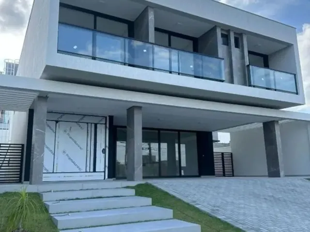 Imagem: A casa em condomínio possui 4 Dormitórios, 4 Suítes, 5