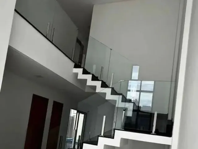 Imagem: A casa em condomínio possui 4 Dormitórios, 4 Banheiros, 3