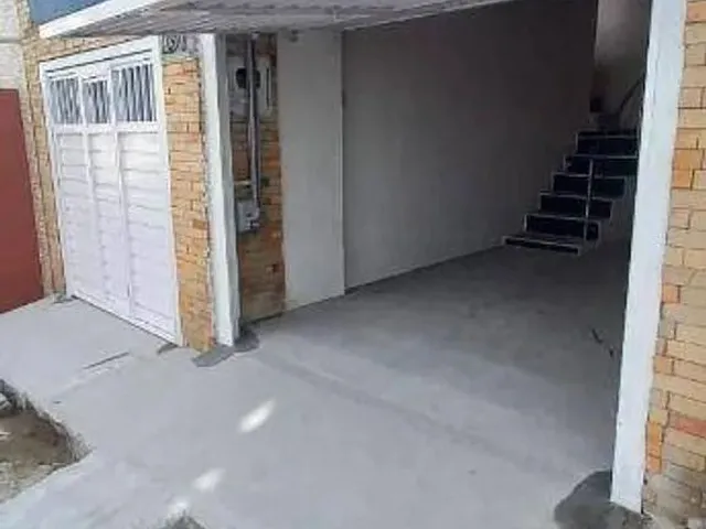 Imagem: A casa possui 3 Dormitórios, 2 Banheiros, 2 Vagas na