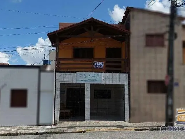 Imagem: A casa possui 4 Dormitórios, 2 Banheiros, 1 Vaga na