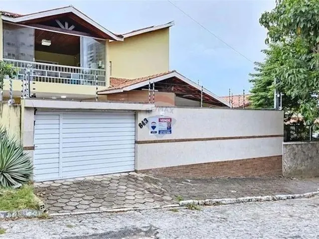 Imagem: A casa possui 5 Dormitórios, 2 Suítes, 5 Banheiros, 4