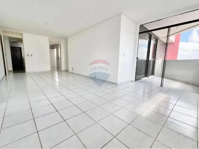 Imagem: O apartamento possui 4 Dormitórios, 1 Suíte, 3 Banheiros,