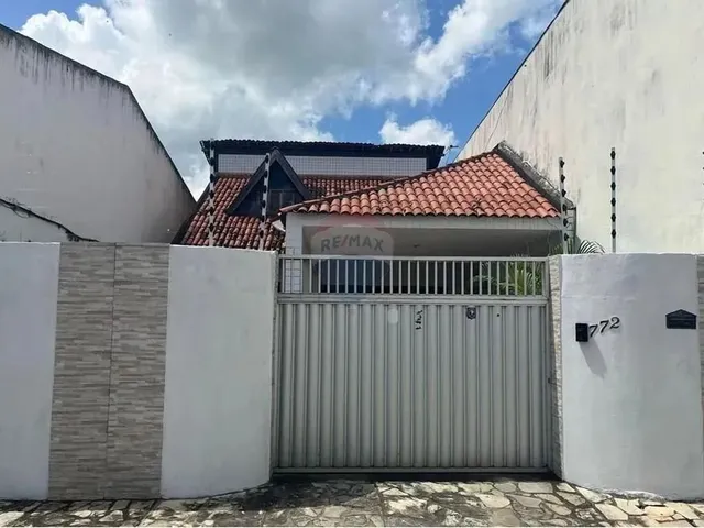 Imagem: A casa possui 4 Dormitórios, 2 Suítes, 1 Banheiro, 2