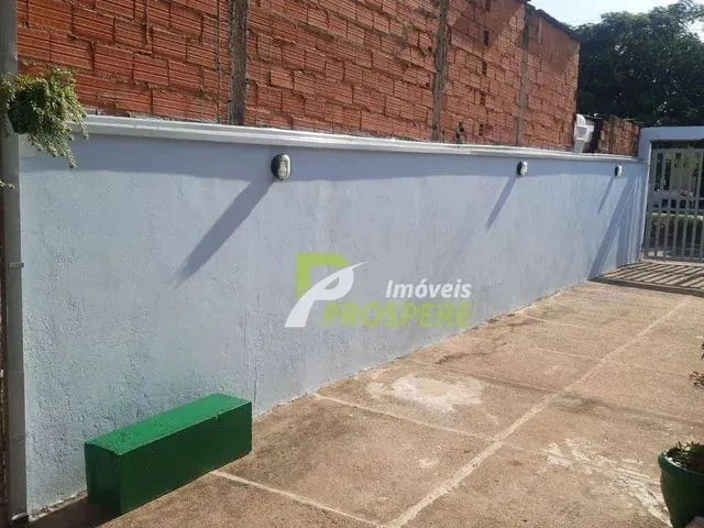 Imagem: A casa possui 5 Dormitórios, 1 Suíte, 3 Banheiros, 5