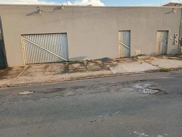 Imagem: A casa possui 3 Dormitórios, 1 Banheiro, 1 Vaga na garagem