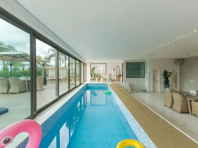 Imagem: Casa Luxuosa com Piscina Coberta À Venda