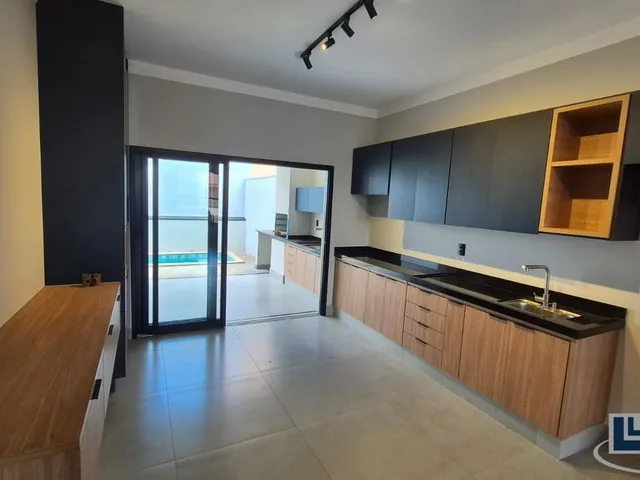 Imagem: A casa possui 3 Dormitórios, 3 Suítes, 4 Banheiros, 8
