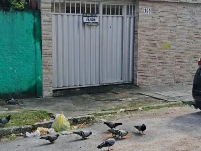 Imagem: A casa possui 3 Dormitórios, 1 Banheiro, 2 Vagas na