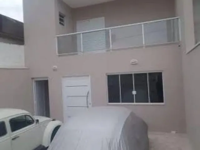 Imagem: A casa possui 3 Dormitórios, 2 Banheiros, 2 Vagas na