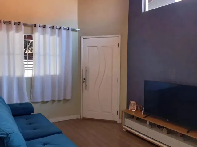 Imagem: A casa possui 2 Dormitórios, 1 Banheiro, 2 Vagas na