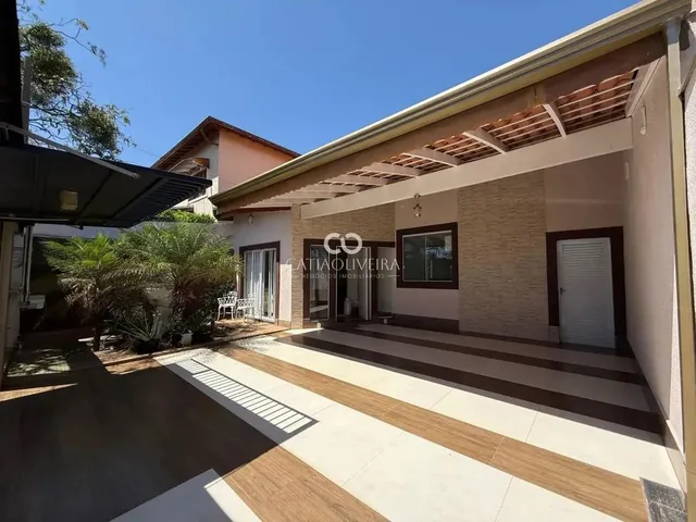 Imagem: A casa possui 3 Dormitórios, 1 Suíte, 2 Banheiros, 3
