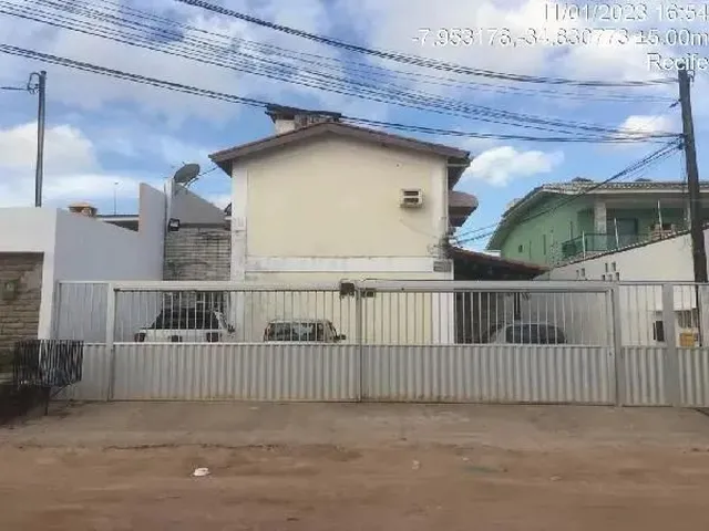 Imagem: A casa possui 3 Dormitórios, 1 Banheiro, 1 Vaga na
